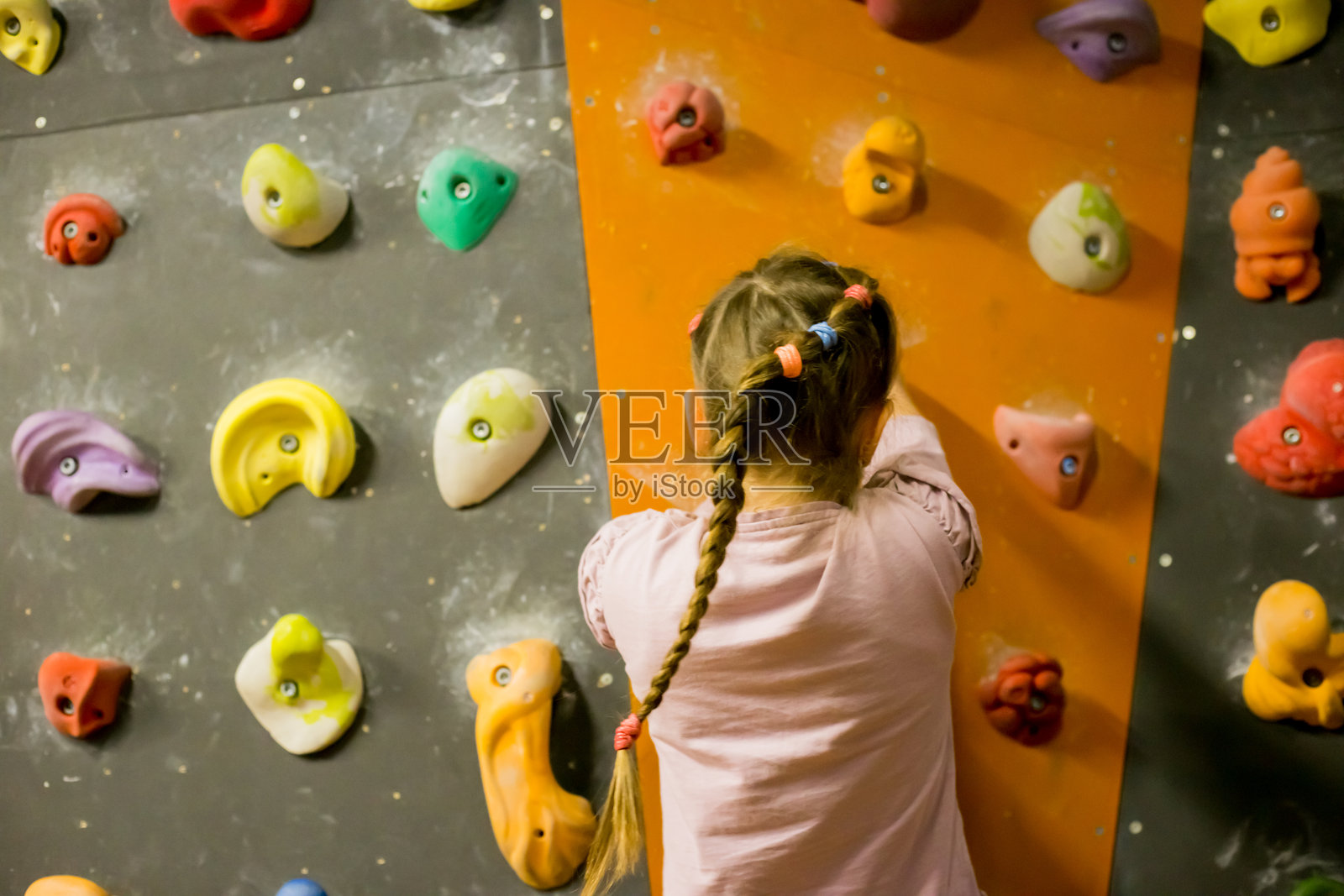年轻女孩在室内攀岩馆锻炼照片摄影图片