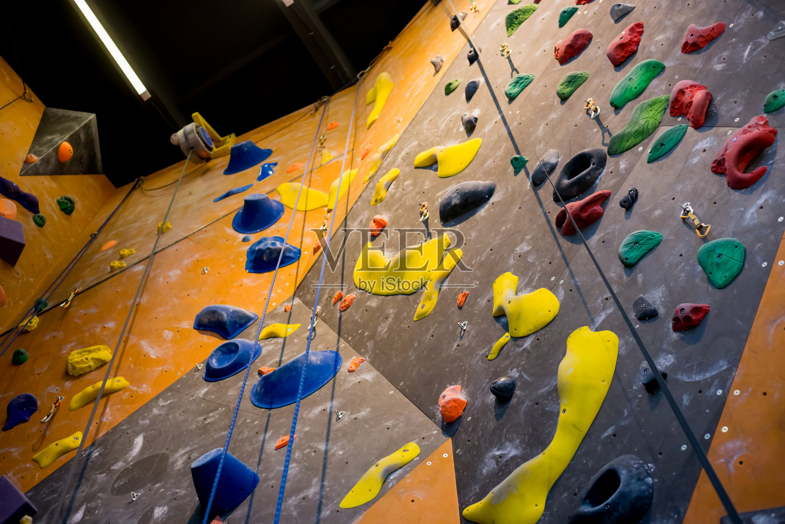 年轻女孩在室内攀岩馆锻炼照片摄影图片