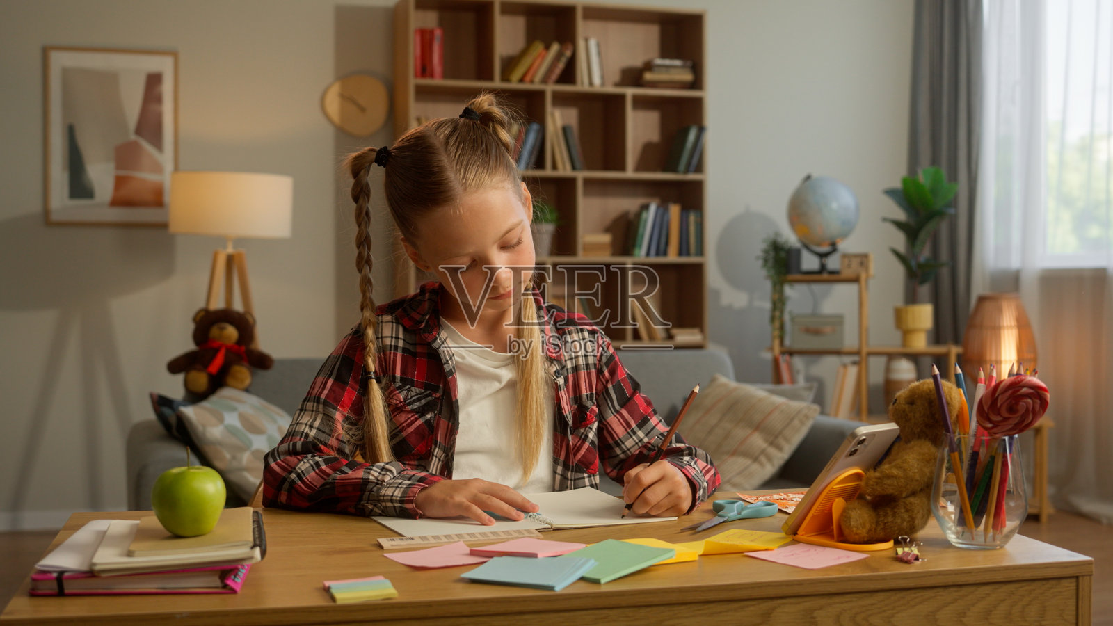 白人小学生女儿在家写作业，温馨的母亲与女儿亲密互动，家庭教育氛围浓厚。照片摄影图片
