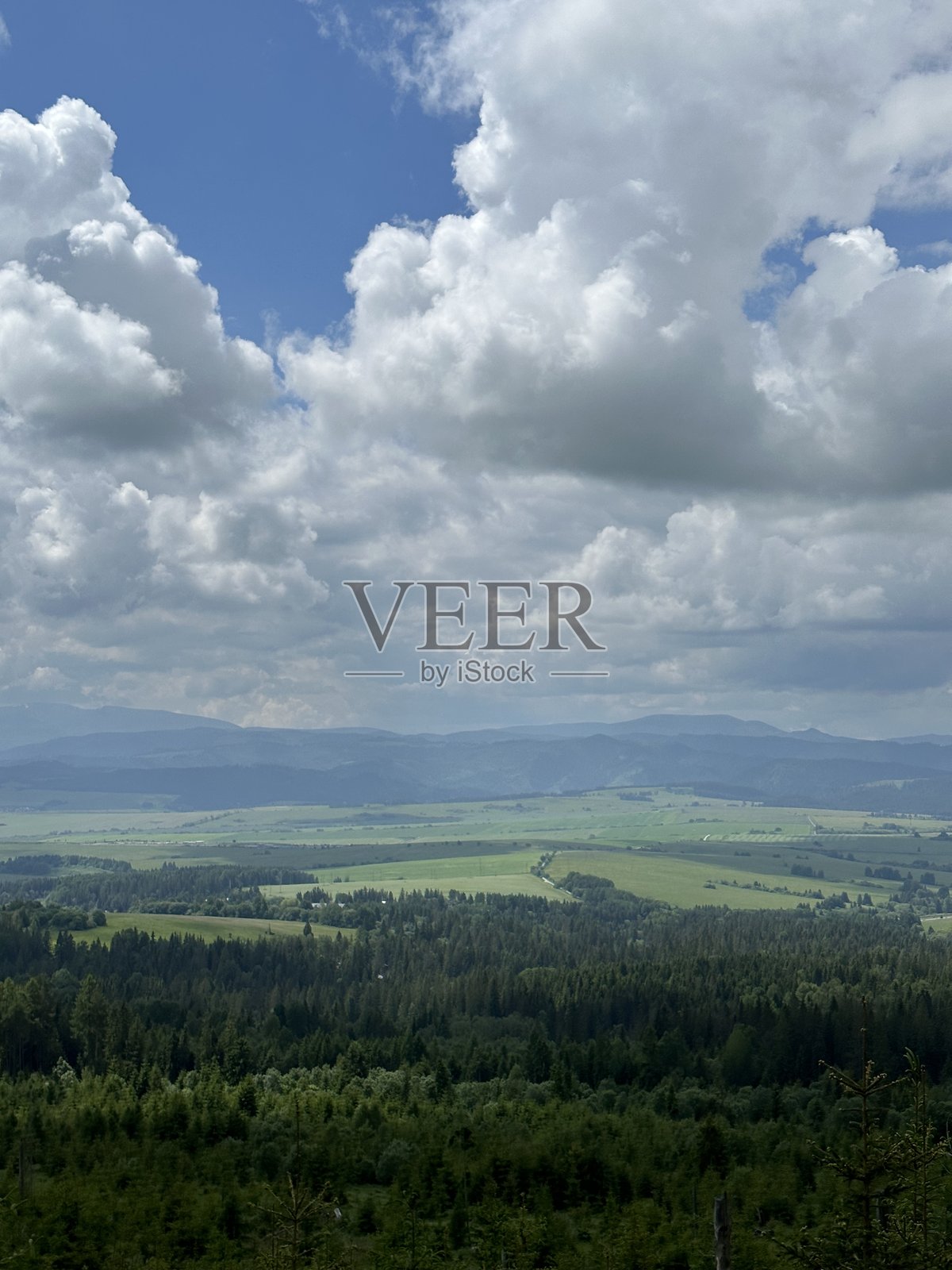 斯洛伐克普雷绍夫的塔特拉山脉和绿色波普拉德山谷上空的云彩，塔特兰斯卡·什特尔巴，2024年5月照片摄影图片