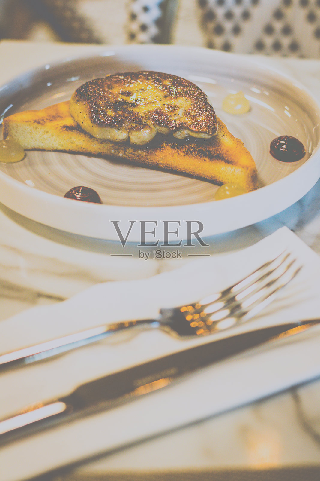 煎鹅肝配法式鸭肝，搭配布里欧面包、甜菜根和苹果酱照片摄影图片