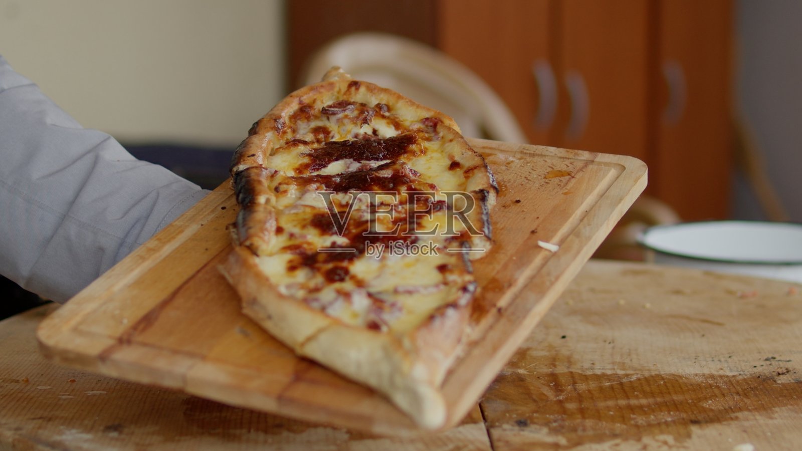 在雪地中户外准备传统菜肴。照片摄影图片