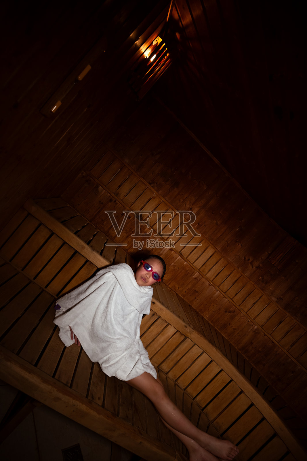 冬季使用热桑拿是改善血液循环和增强身体免疫系统的绝佳选择。照片摄影图片