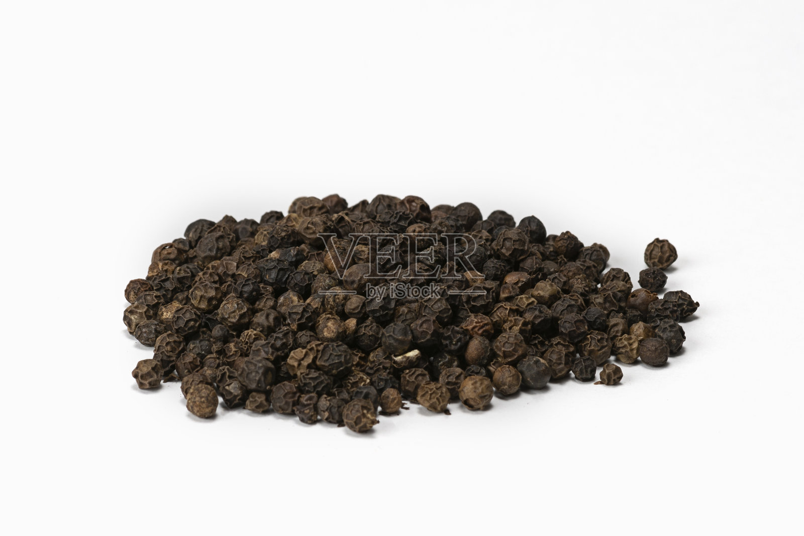 一堆热辣的黑胡椒粒在白色背景上。孤立展示。照片摄影图片