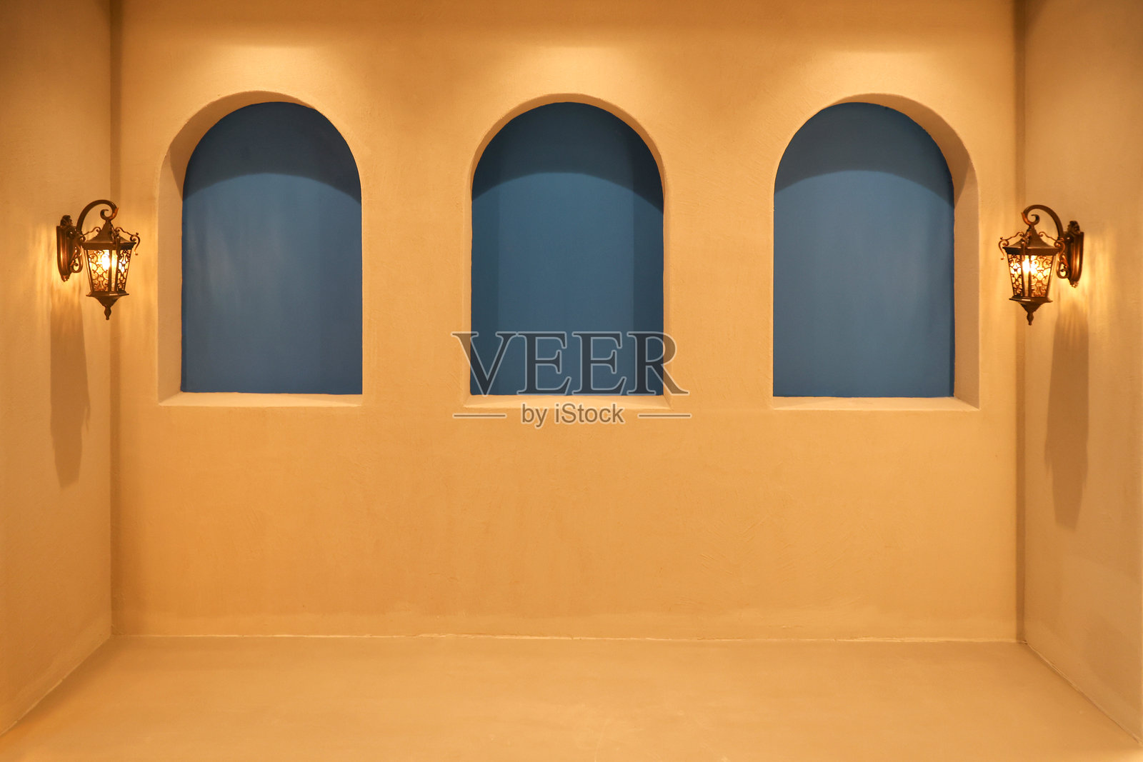 一个完美美丽的房间，黄色的墙壁和蓝色的窗户照片摄影图片