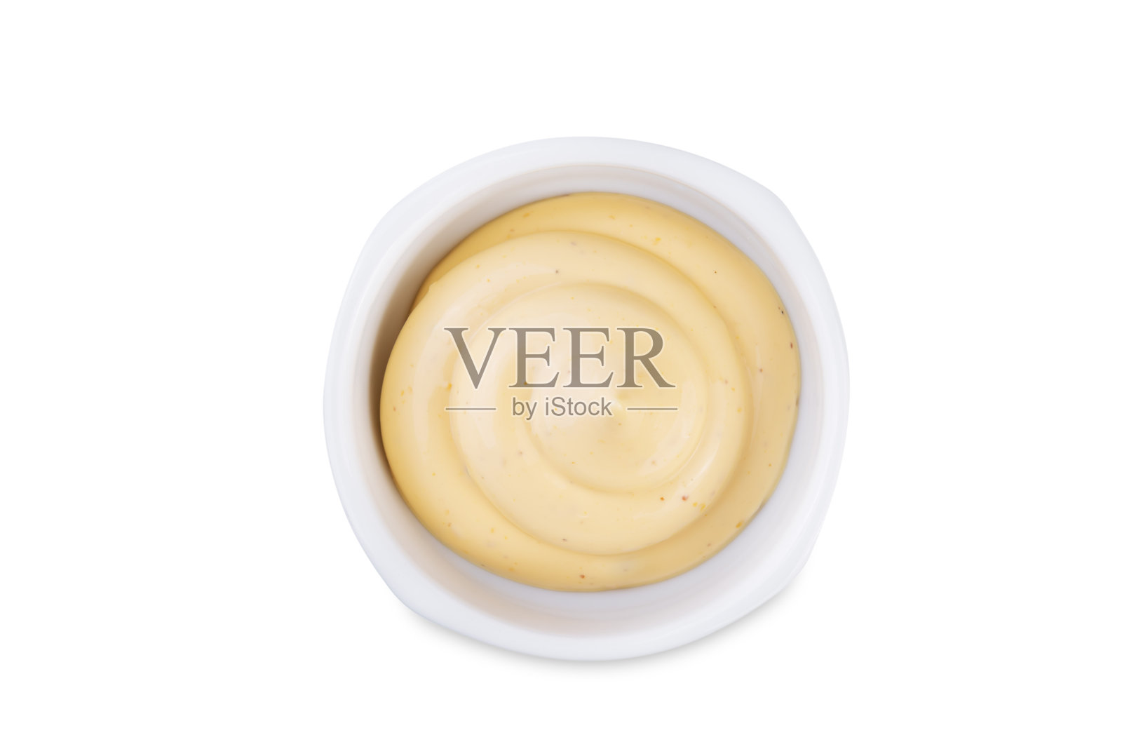 白色背景下的碗中盛着奶油芥末酱照片摄影图片