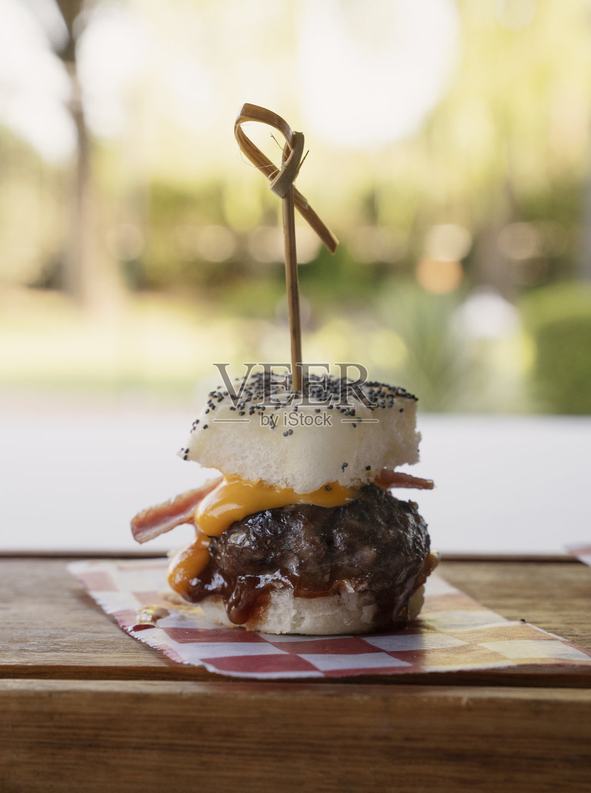 小汉堡配切达奶酪和培根的视图照片摄影图片