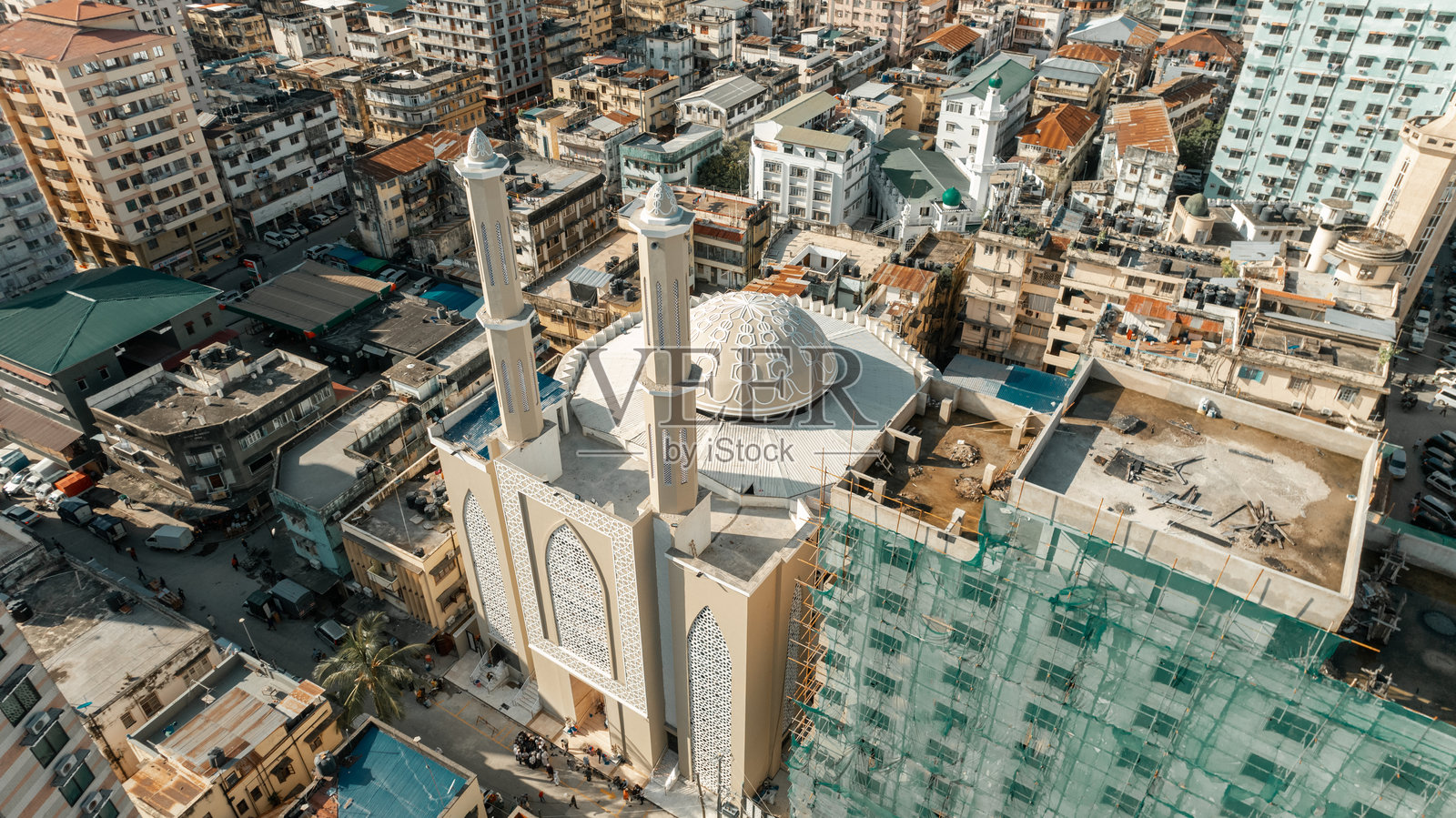 令人惊叹的无人机拍摄，捕捉到达累斯萨拉姆的一座穆斯林清真寺。照片摄影图片