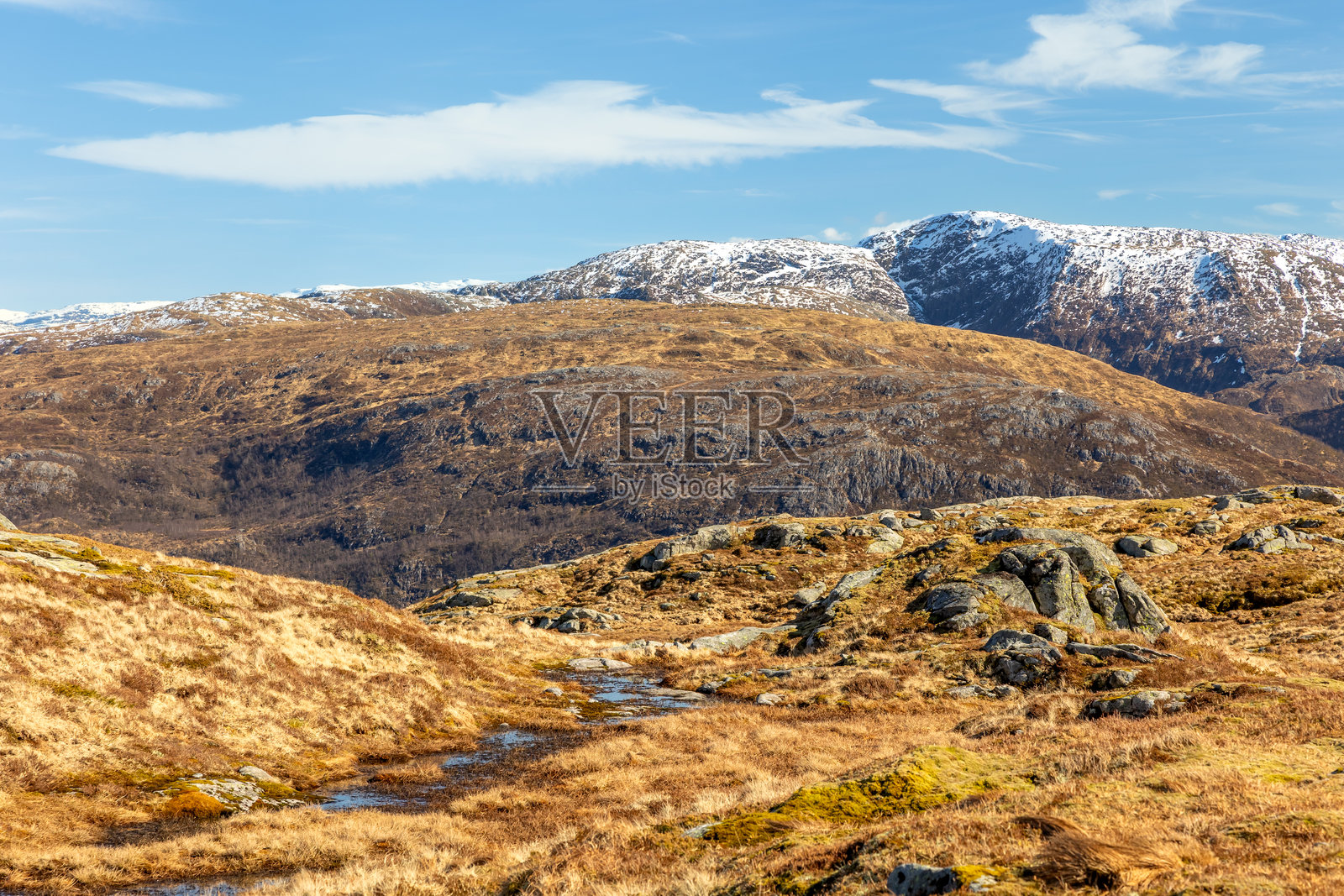 挪威高地中被金色苔原环绕的偏远湖泊照片摄影图片