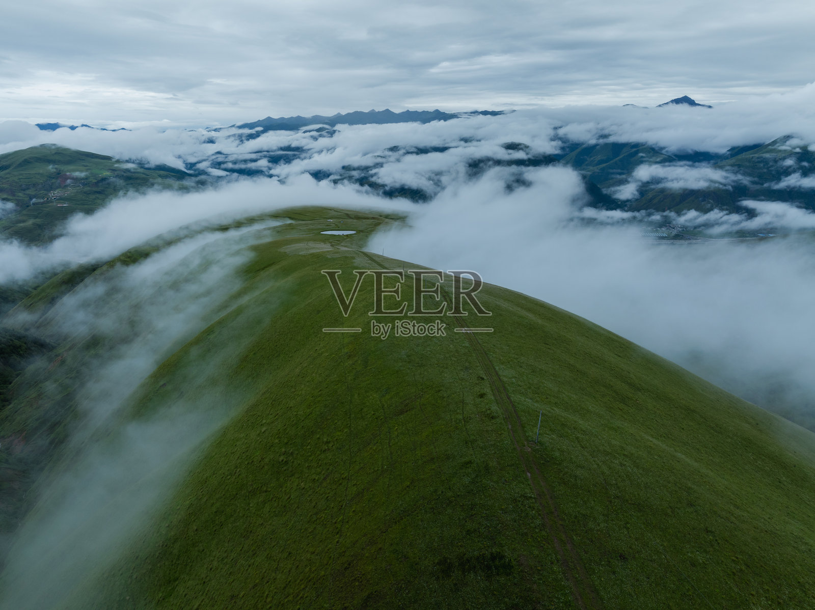 美丽的高海拔草原山脉在雾景中的鸟瞰图照片摄影图片