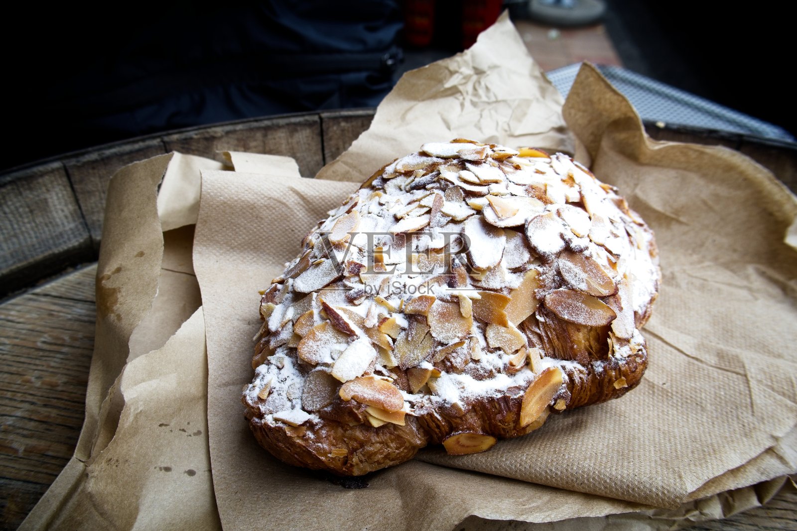杏仁可颂配糖粉照片摄影图片