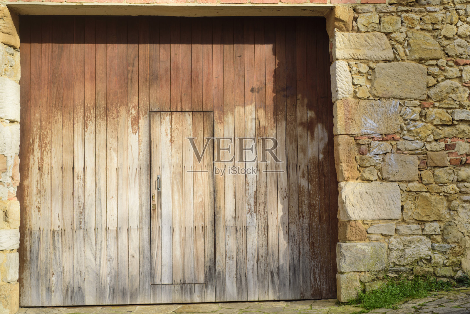 老旧风化的木板入口照片摄影图片