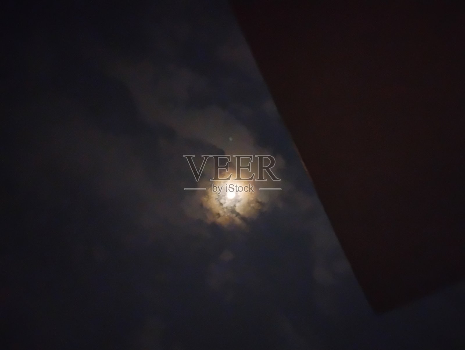 美丽的月亮景观被夜云覆盖照片摄影图片