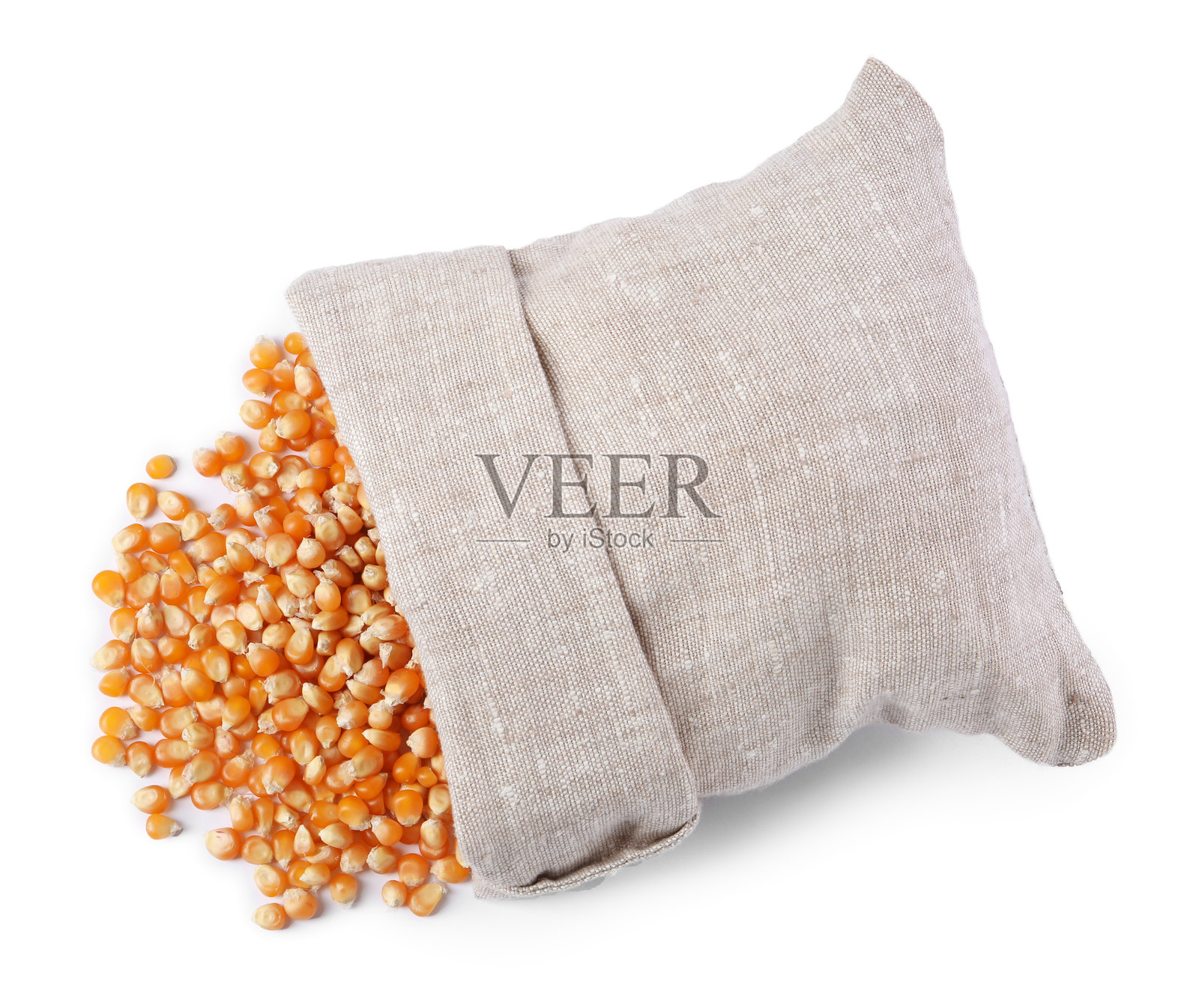 新鲜玉米粒和翻倒的麻布袋，白色背景，俯视图照片摄影图片