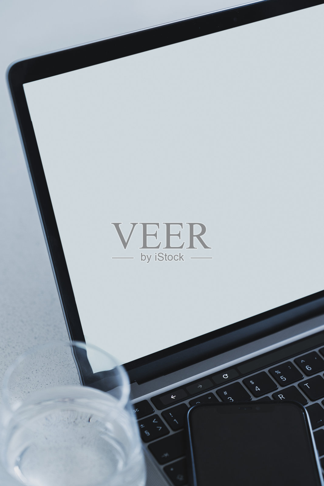 现代笔记本电脑特写，屏幕为空白的浅蓝色照片摄影图片