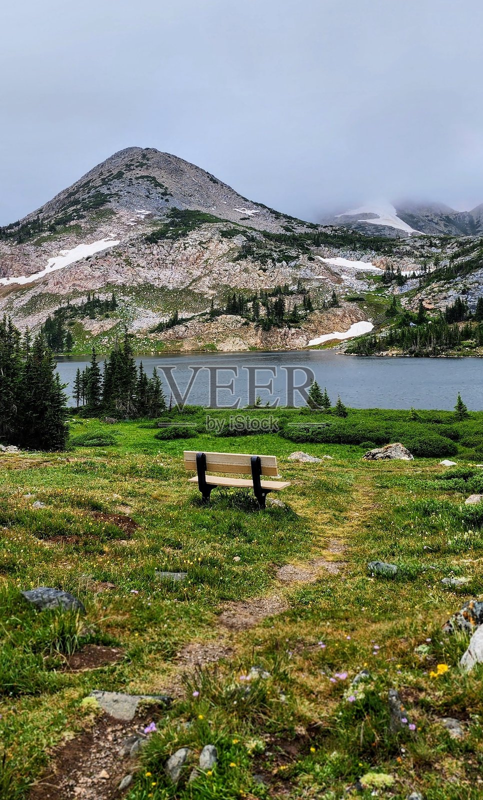 坐下来，享受山景。照片摄影图片