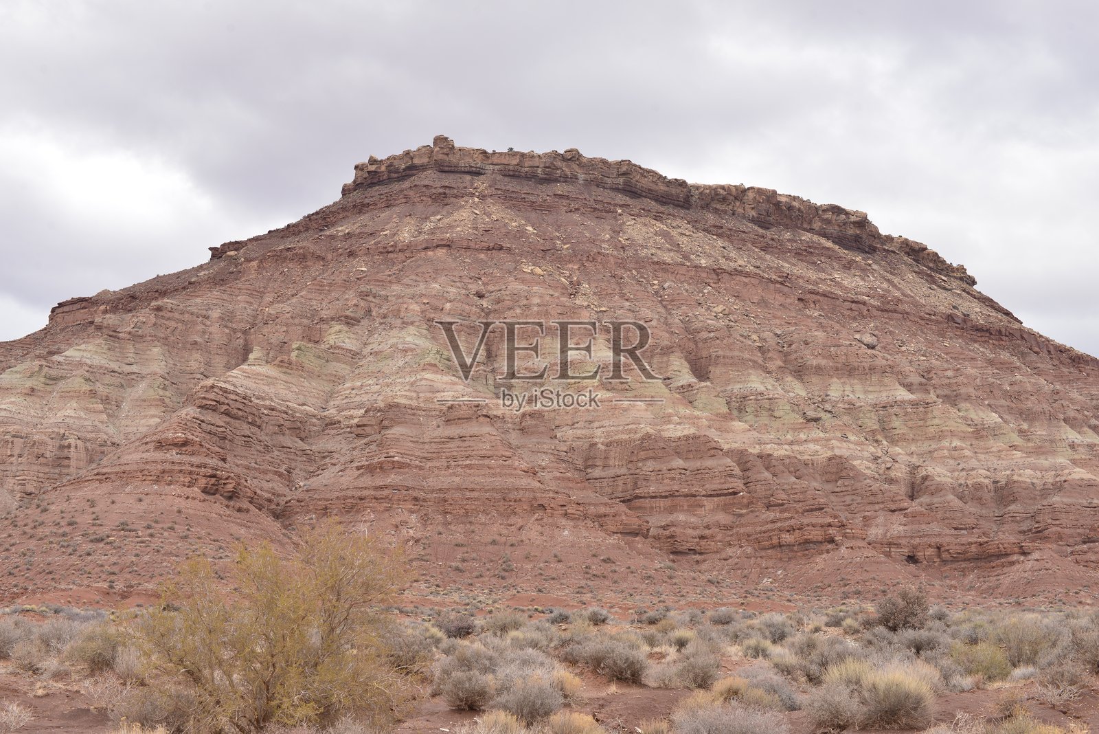 美国西南部阴云密布的沙漠台地层次分明照片摄影图片