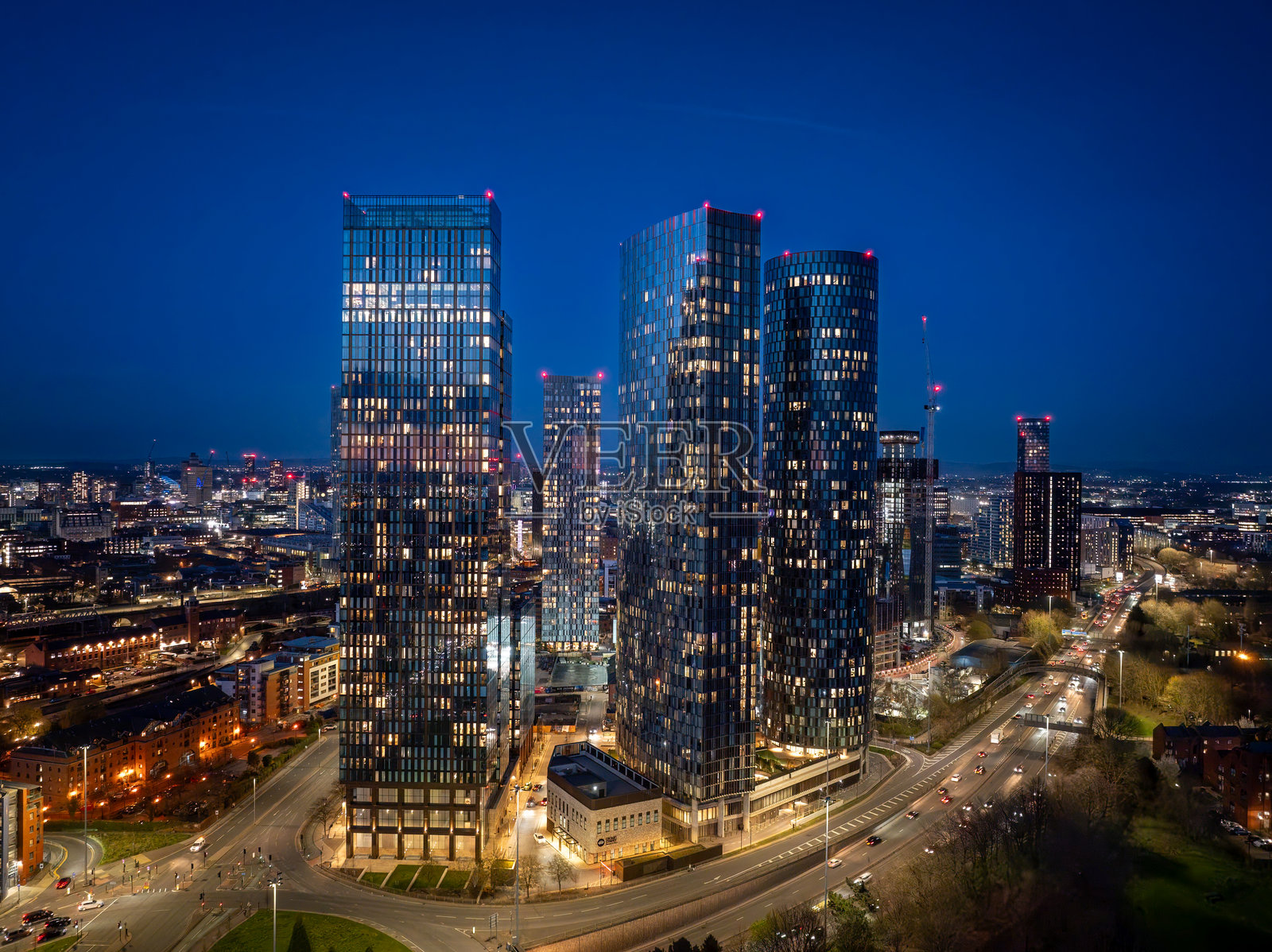 城市中的蓝色时刻与蓝色摩天大楼照片摄影图片