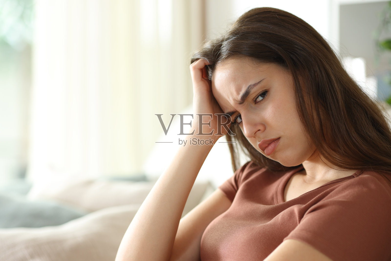 愤怒的女人在家中看着镜头照片摄影图片