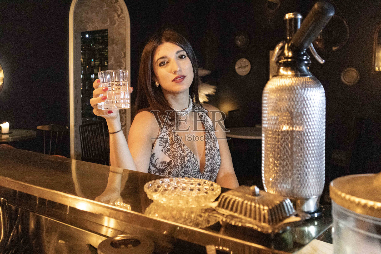模特EleonoraM在时尚的鸡尾酒吧Mr. Simon中穿着复古风格的服装照片摄影图片