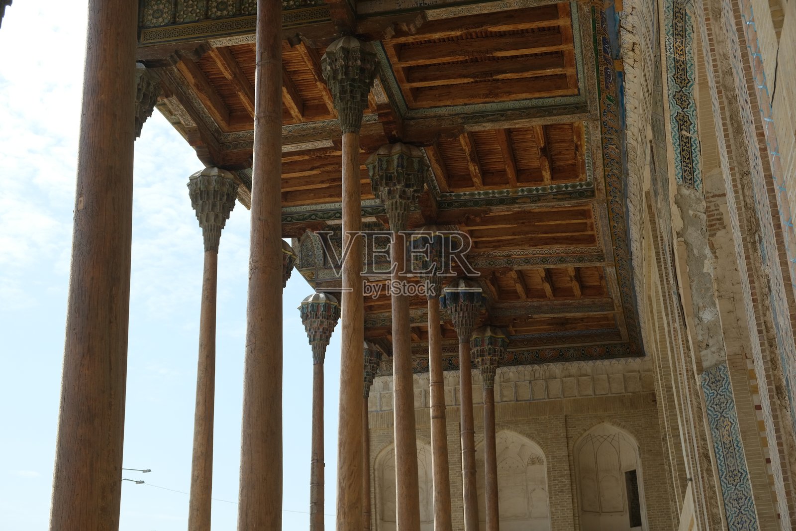 历史建筑中由华丽柱子支撑的复杂木质天花板照片摄影图片