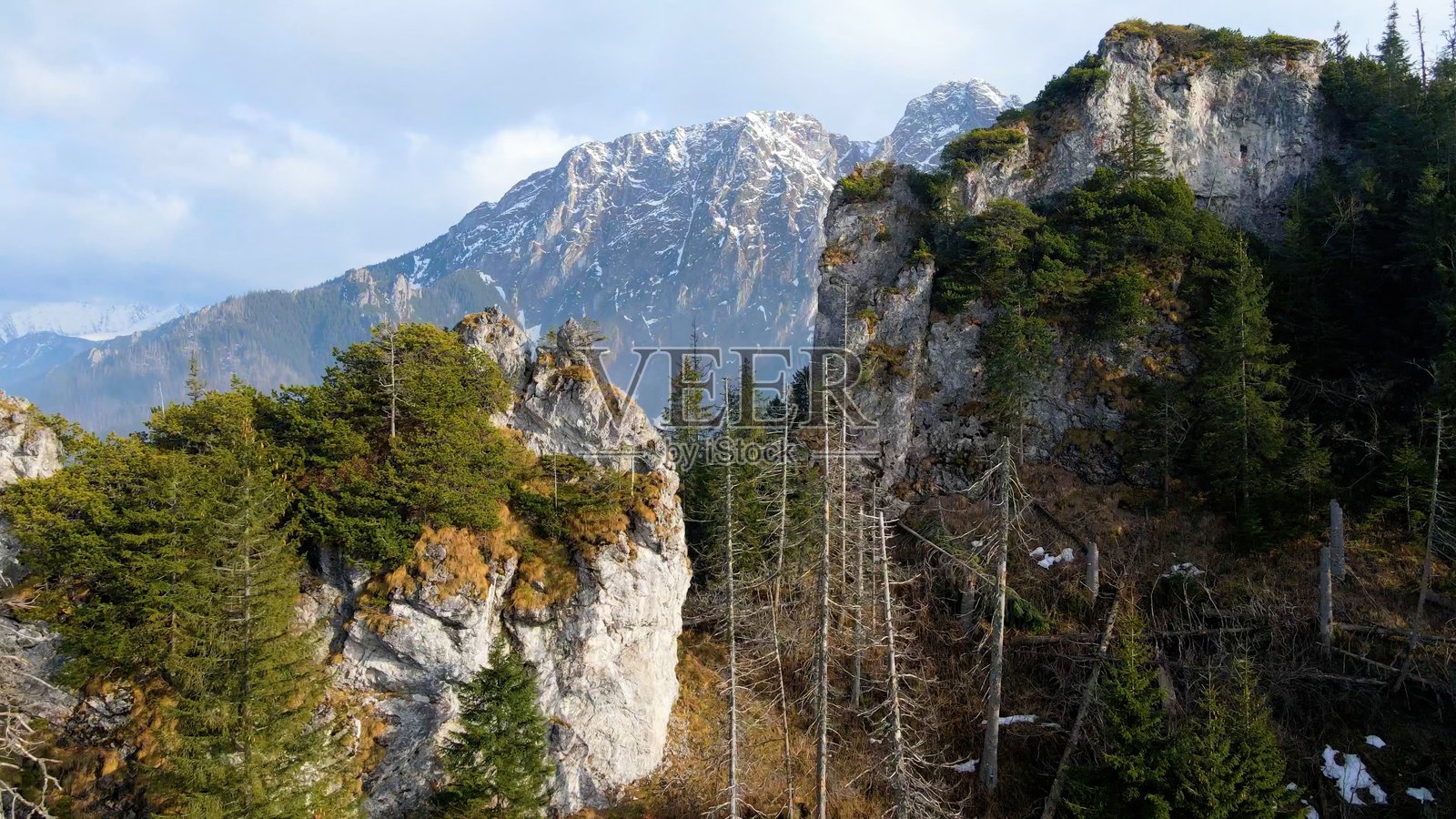 从上方俯瞰波兰扎科帕内的山顶岩石景观照片摄影图片