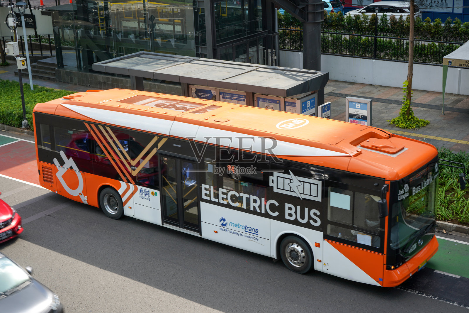 在雅加达,印度尼西亚,Transjakarta电动巴士在苏迪尔曼和塔姆林地区停靠并接送乘客。这些巴士环保。电动巴士是指使用电动机驱动的巴士。照片摄影图片