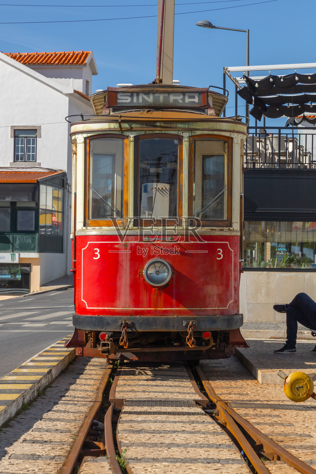 葡萄牙辛特拉的老红色电车。照片摄影图片