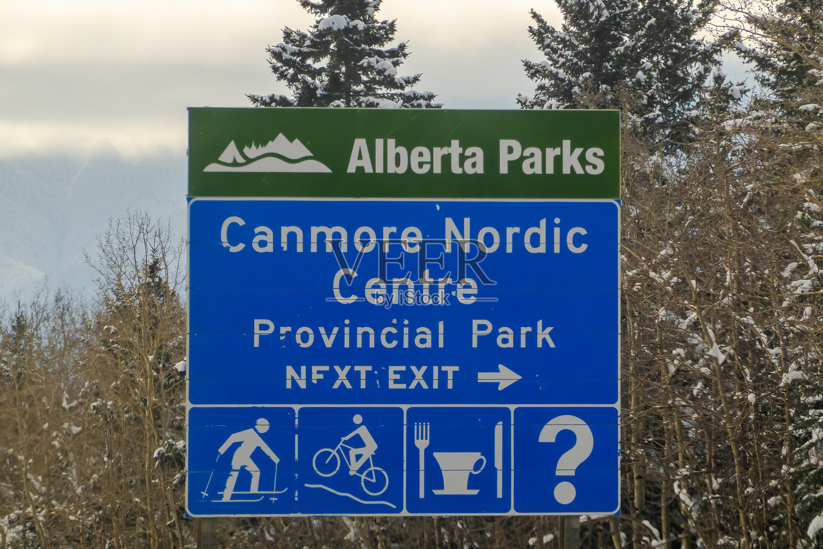 阿尔伯塔省公园的坎莫尔北欧中心省立公园的路边标志,指示下一个出口。标志上还显示了越野滑雪的图标。照片摄影图片