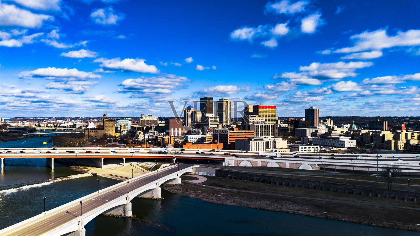 俄亥俄州代顿市的无人机照片 - 迈阿密河照片摄影图片