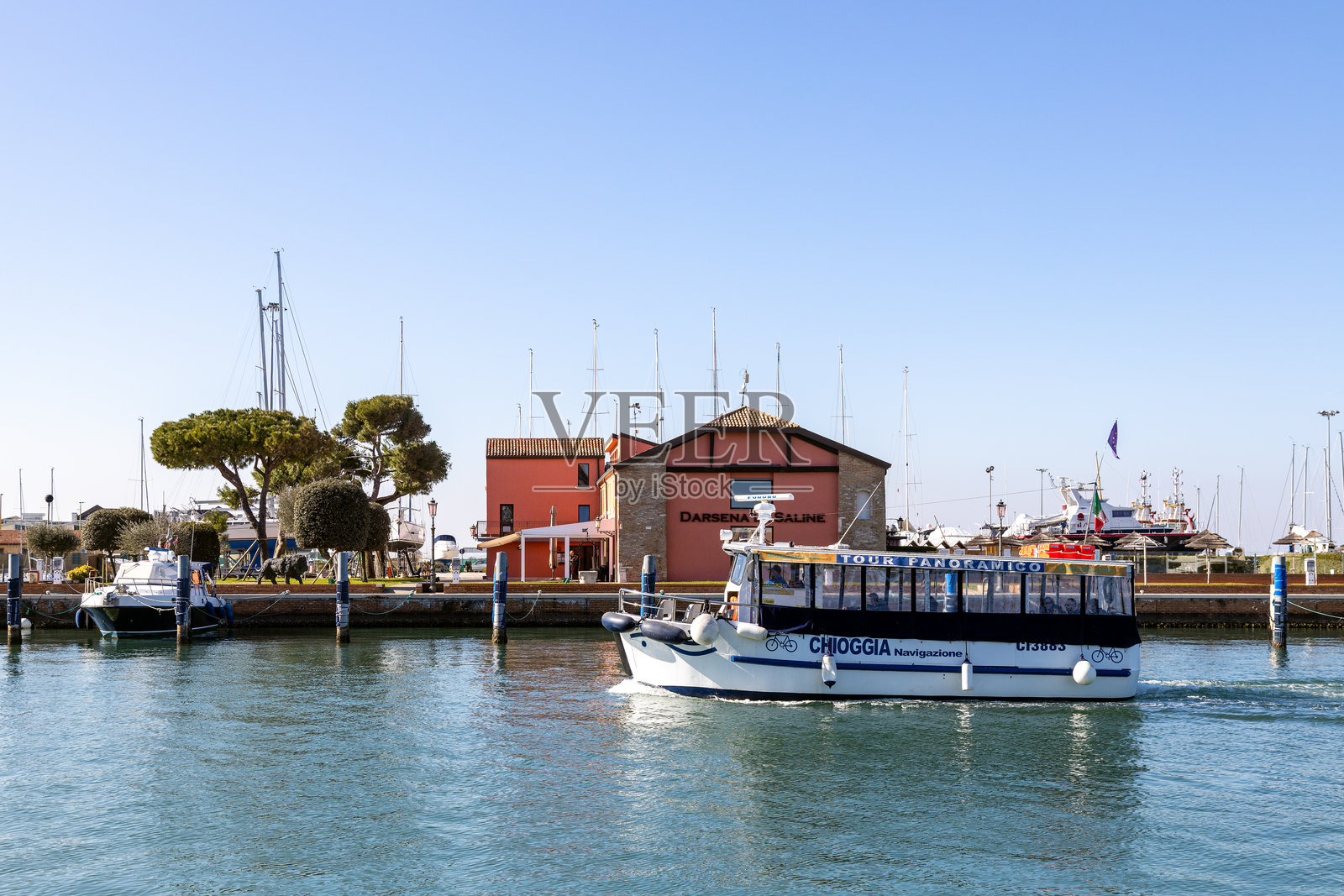 在基奥贾的运河中航行的游船照片摄影图片