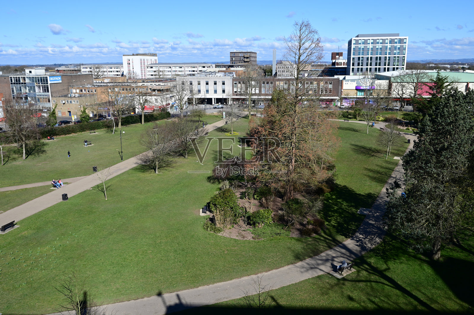 俯瞰英国的一个城镇公园。照片摄影图片