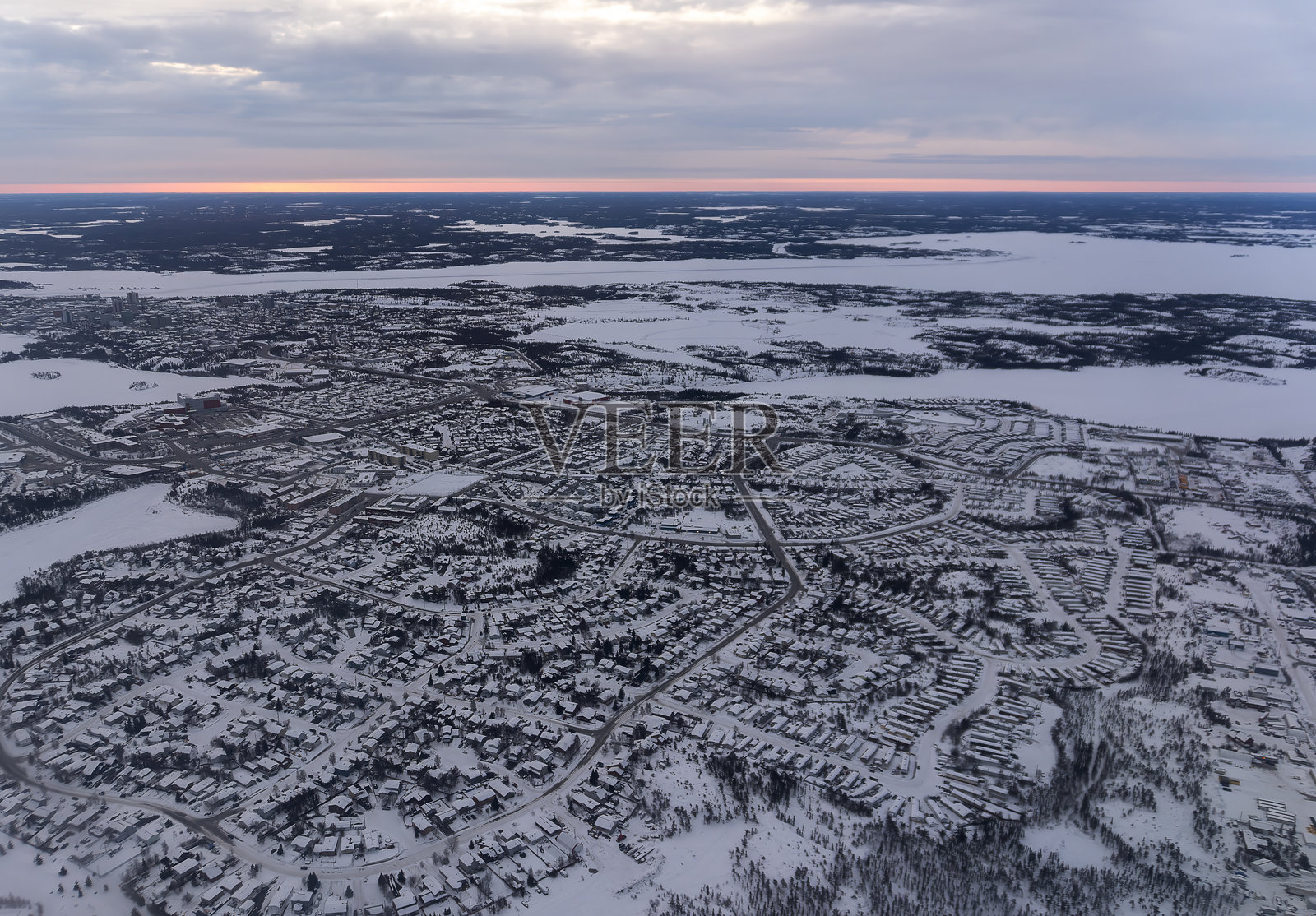 加拿大西北地区黄刀镇的冬季景观鸟瞰图照片摄影图片