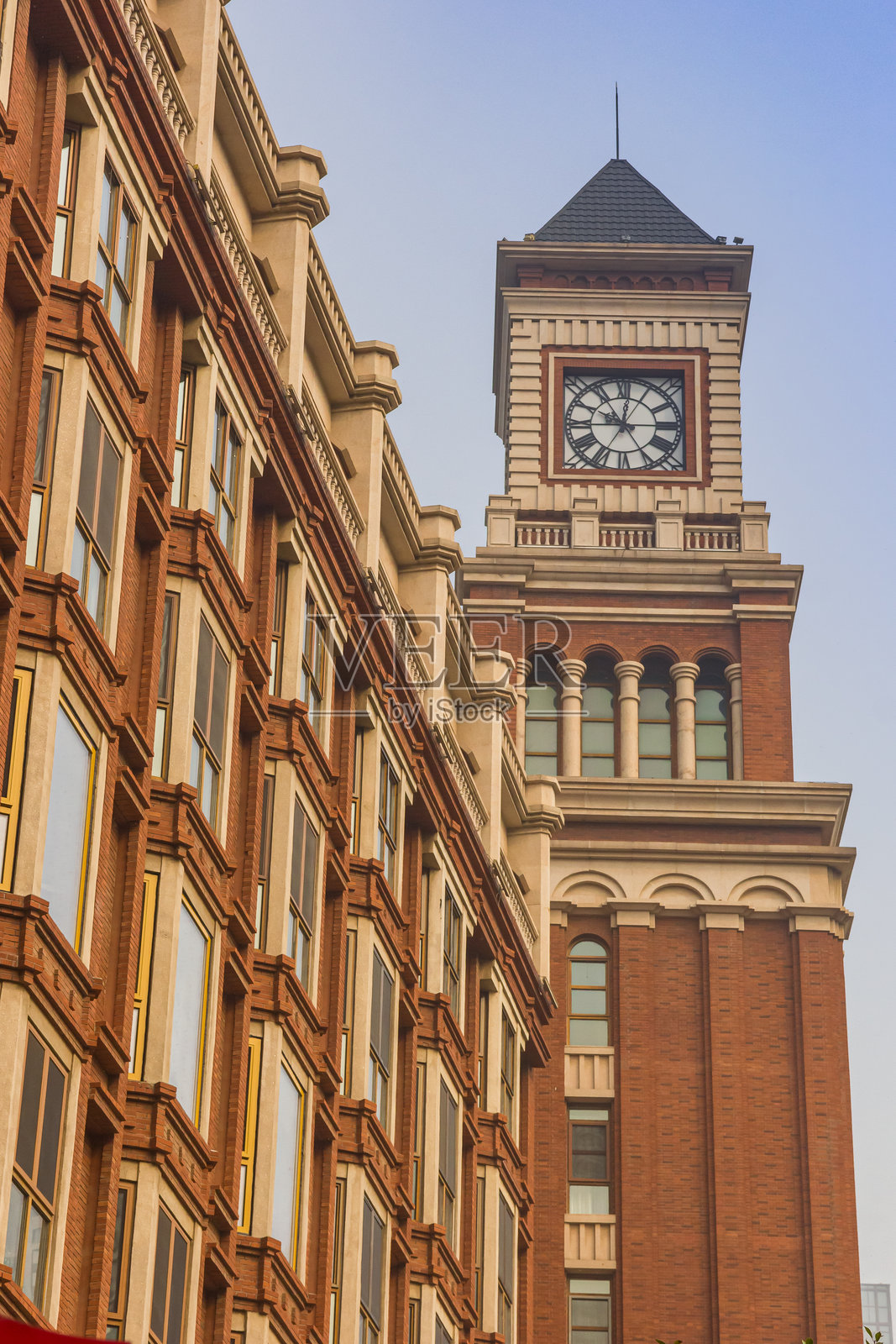 天津一座历史悠久的公寓楼的钟楼照片摄影图片