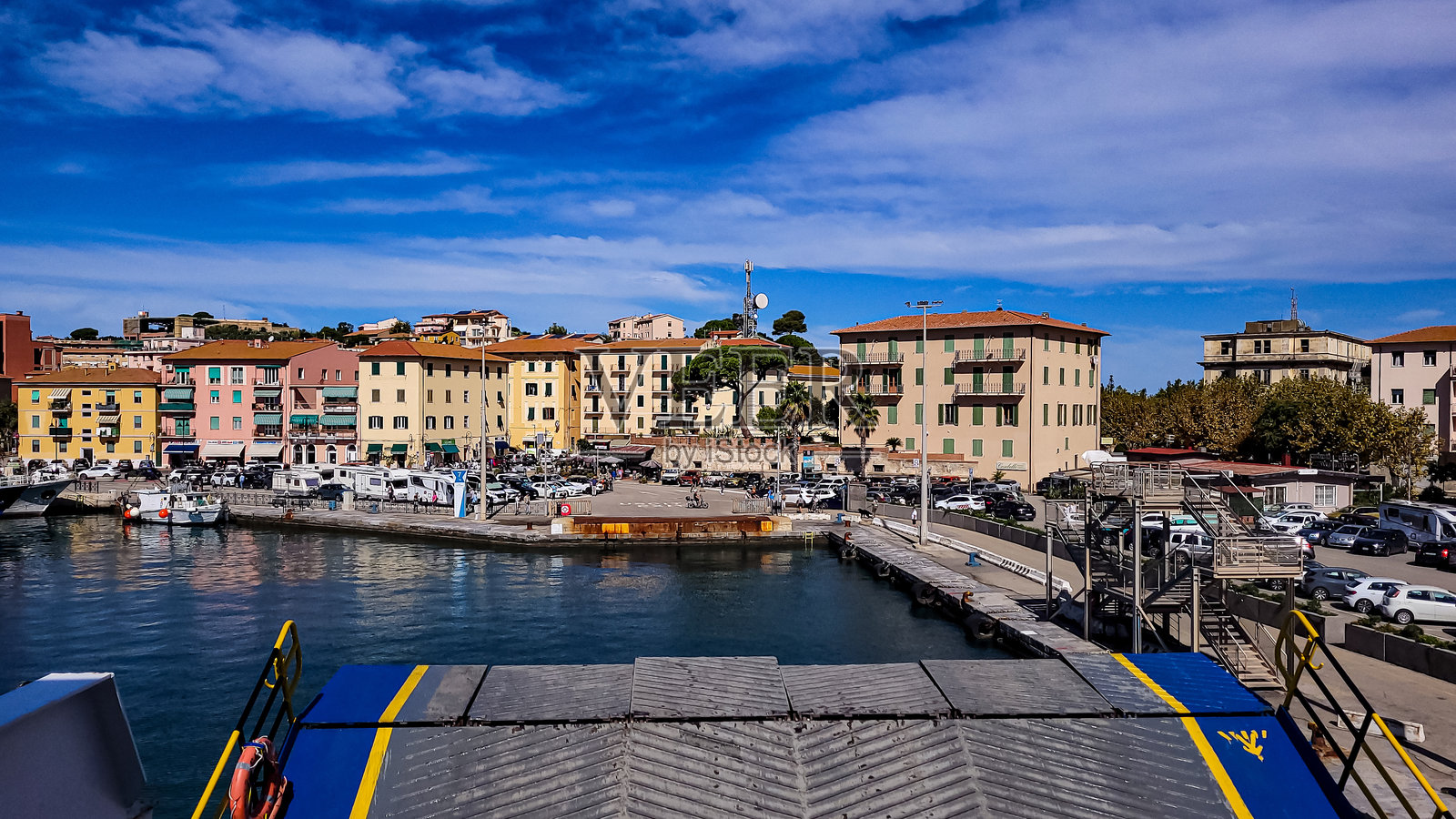 意大利托斯卡纳岛屿厄尔巴岛波尔图费拉约镇的渡轮停靠港口。独特的视角。波尔图费拉约全景。照片摄影图片