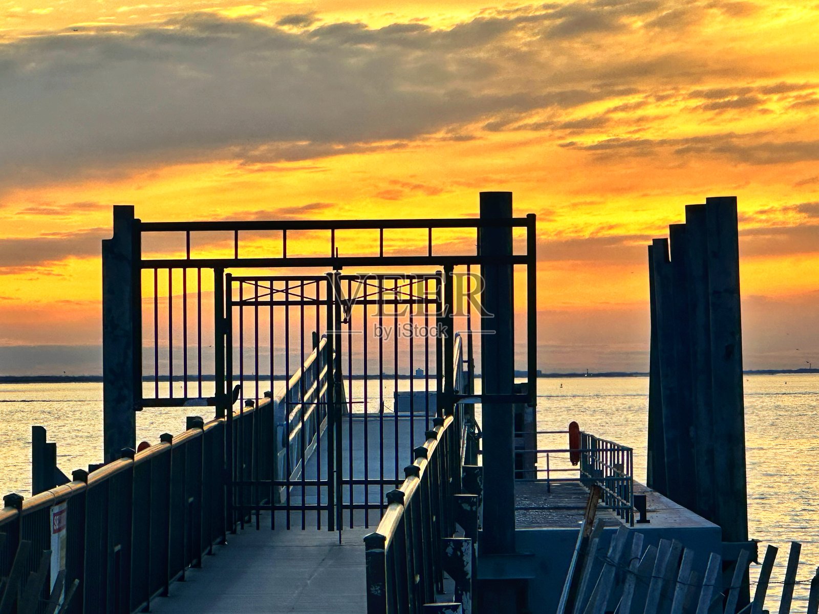 日落时分的码头照片摄影图片