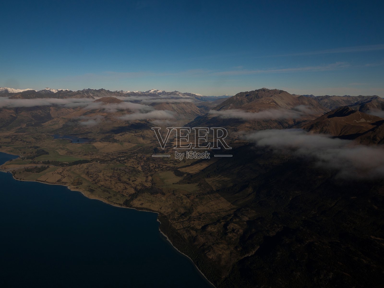 飞机窗座全景视角，瓦卡蒂普湖的阿尔卑斯山脉风景，南阿尔卑斯山，格伦诺基，皇后镇，奥塔哥，新西兰南岛照片摄影图片