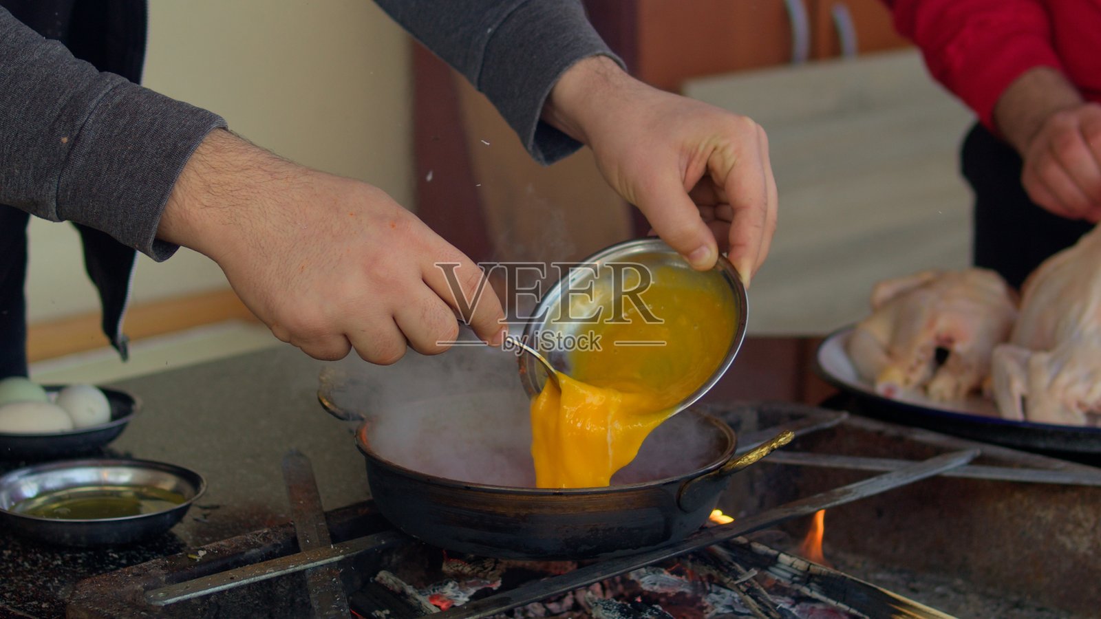 在户外准备传统餐点，包括扁面包和烤鸡。照片摄影图片