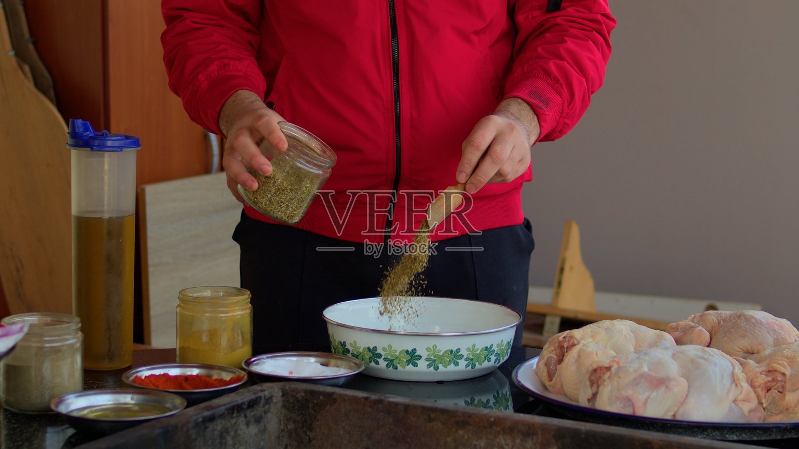在户外准备传统餐点，包括扁面包和烤鸡。照片摄影图片