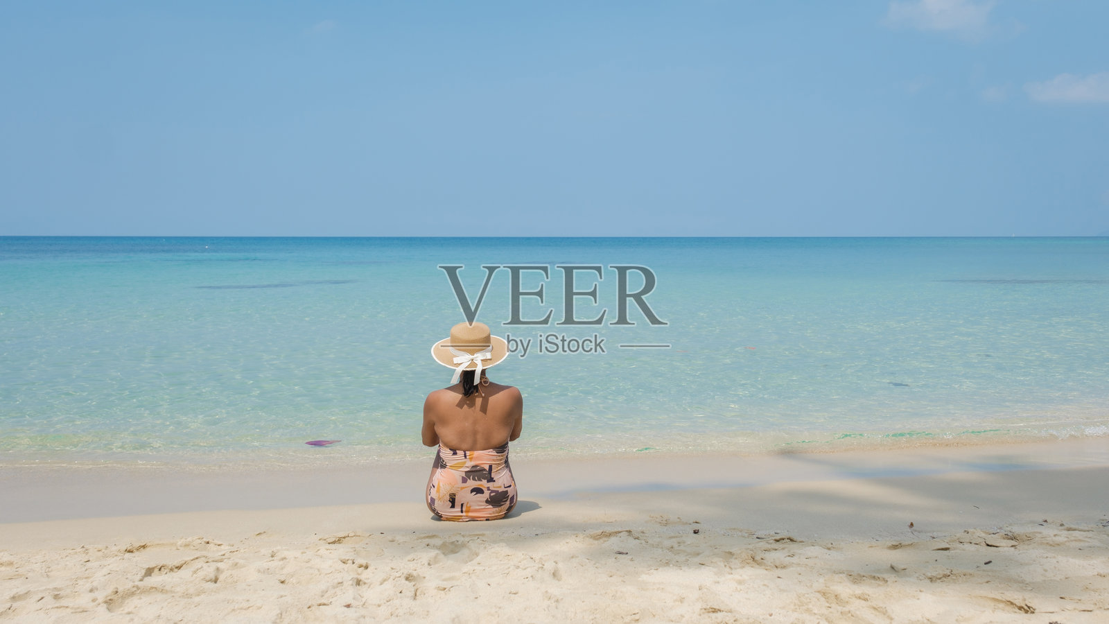 在泰国美丽的高岛发现一个宁静和平的海滩逃离，享受宁静的海水。照片摄影图片