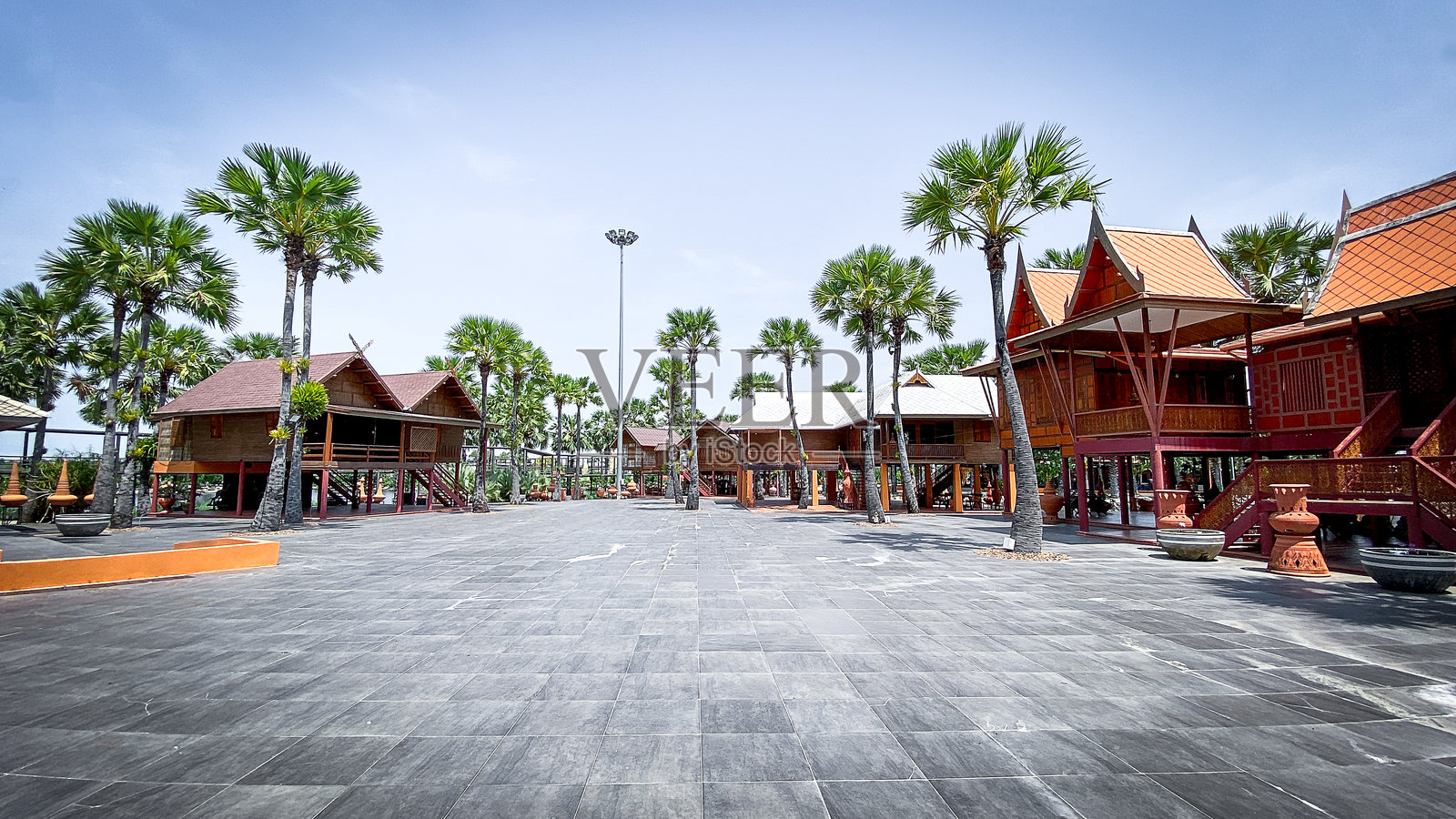 泰国春武里诺蓬诺奇花园的泰式房屋和棕榈树，2025年3月10日：诺蓬诺奇花园，泰国旅游景点照片摄影图片