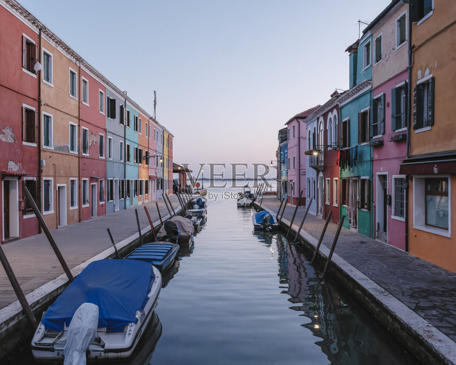 意大利威尼斯泻湖中的五彩缤纷的布拉诺岛。照片摄影图片
