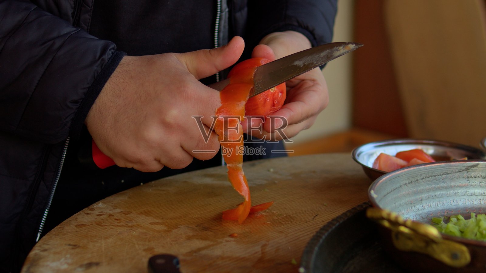 在户外准备传统餐点，包括扁面包和烤鸡。照片摄影图片
