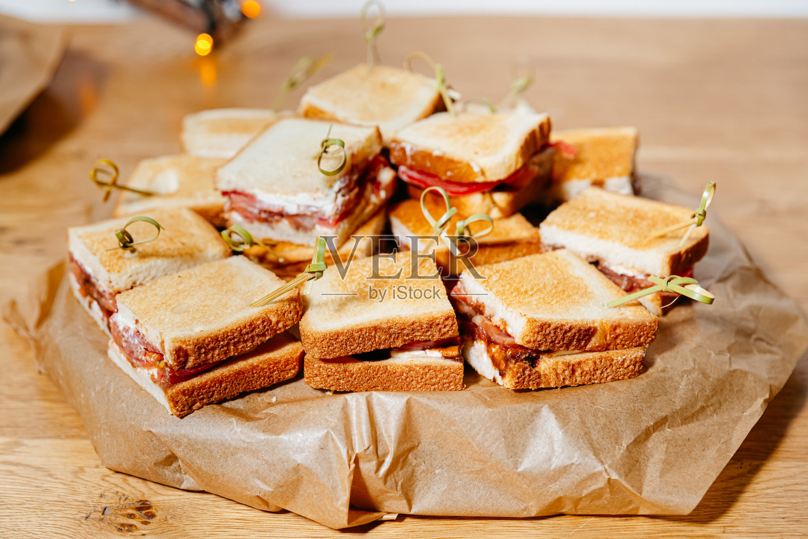 一堆烤制的小肉三明治。照片摄影图片