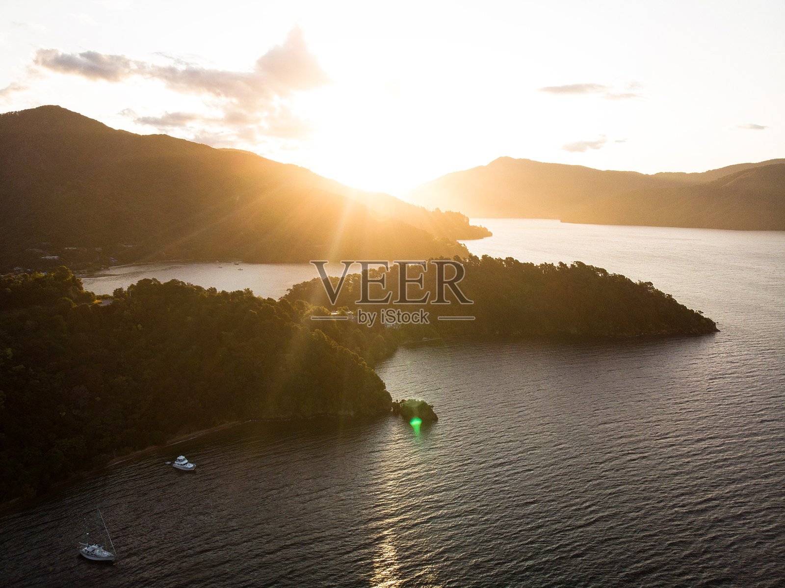 新西兰南岛皮克顿女王夏洛特海峡的格罗夫臂，州长湾停泊船只的航拍全景日落景观照片摄影图片