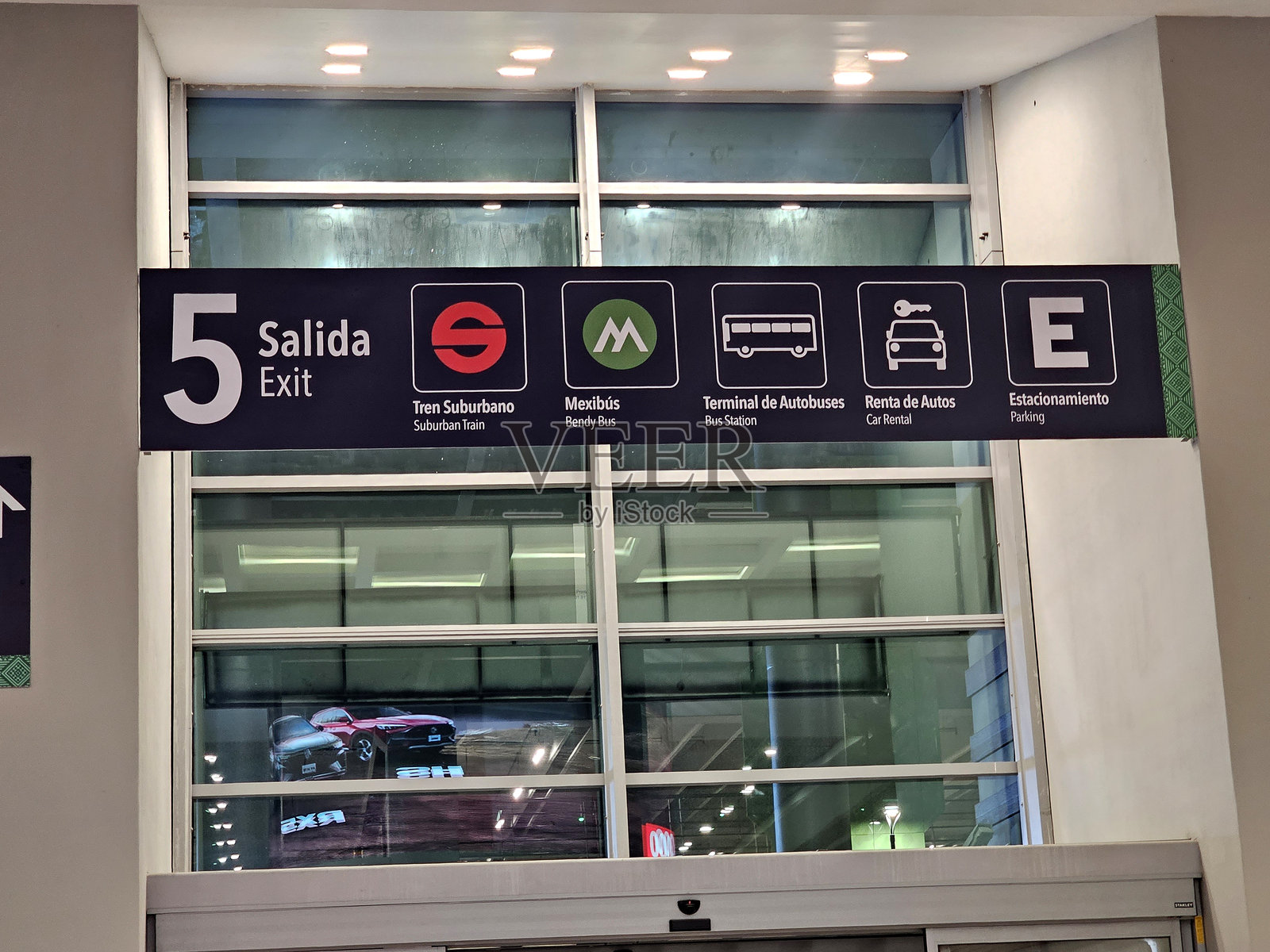 费利佩·安赫莱斯国际机场（AIFA）是服务于墨西哥城的第二个机场。照片摄影图片