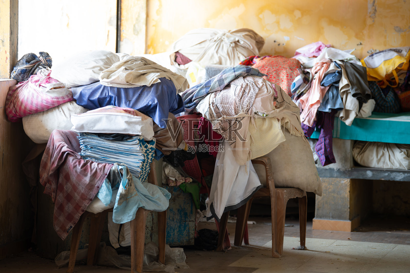 科钦，印度的露天洗衣房，堆积的脏衣服，洗床单和亚麻布照片摄影图片