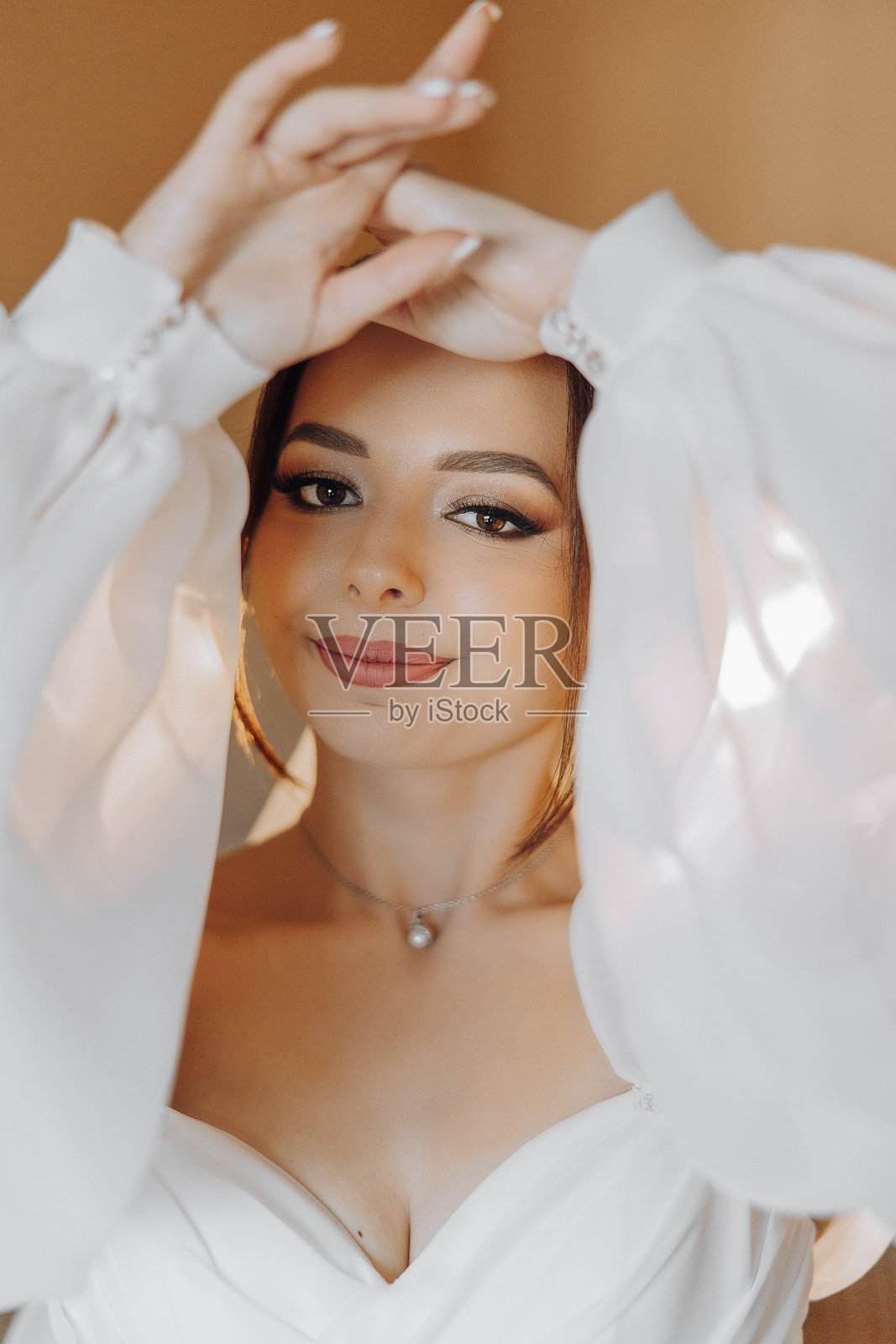 一位女性张开双臂摆姿势拍照照片摄影图片