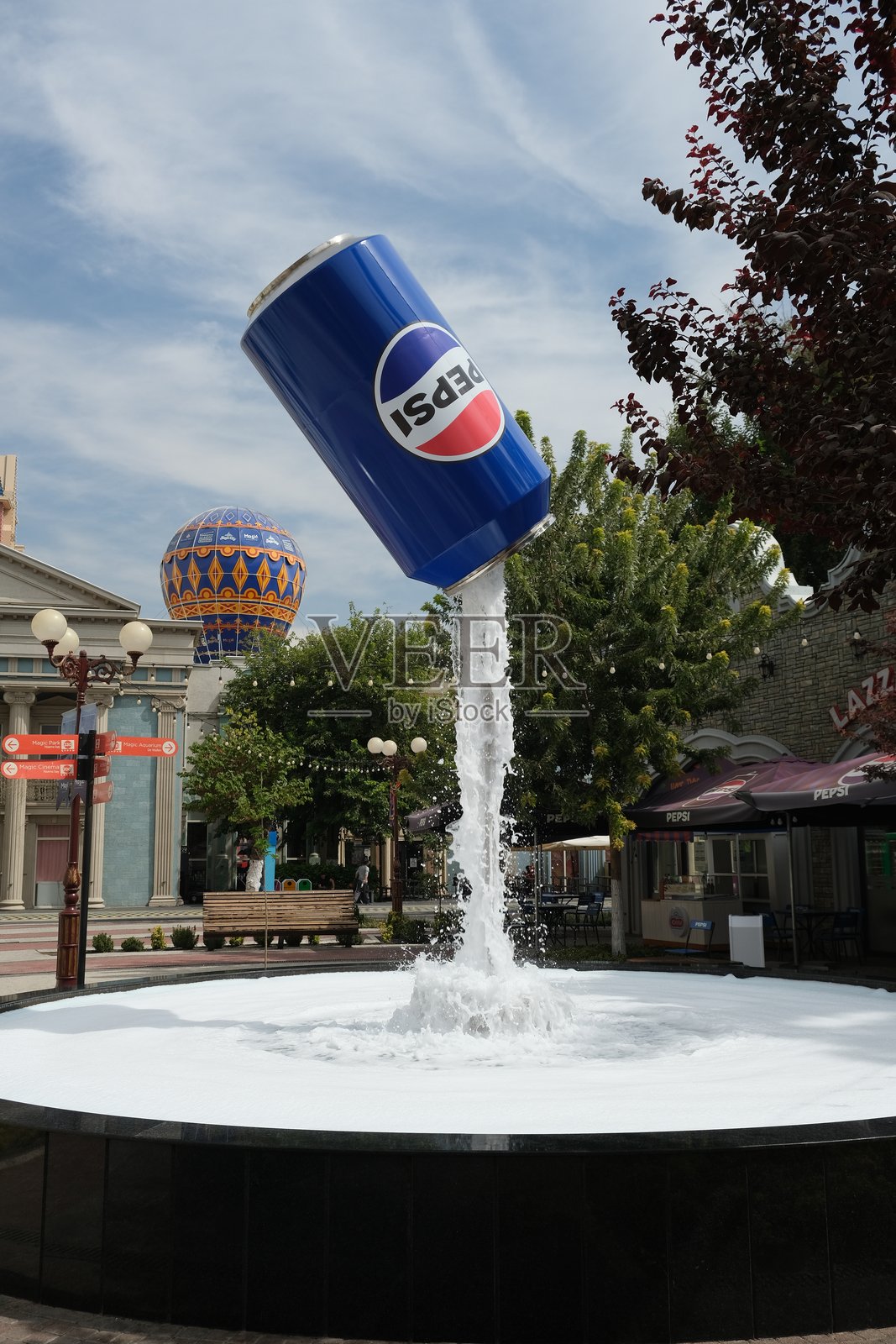 公园里从百事可乐罐中喷出的喷泉照片摄影图片