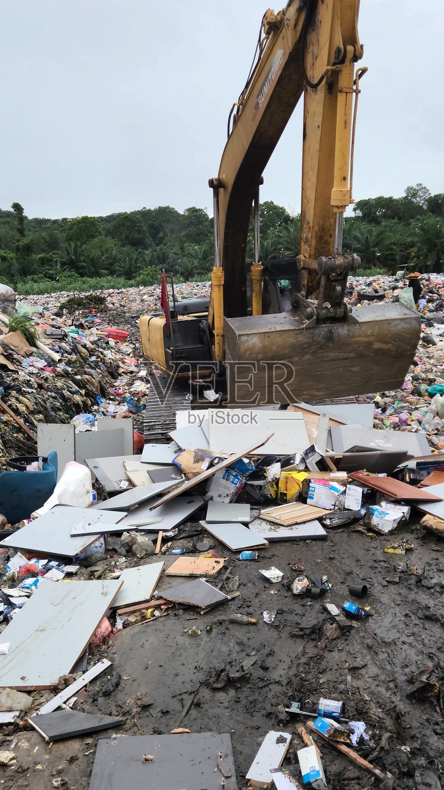 垃圾场中的挖掘机库存照片照片摄影图片